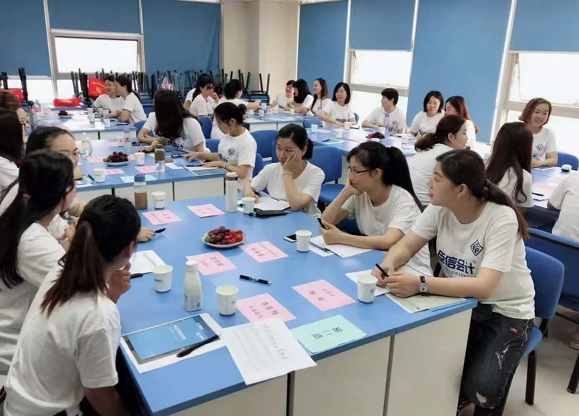 祝贺臣信会计第10届实操学员顺利结业！